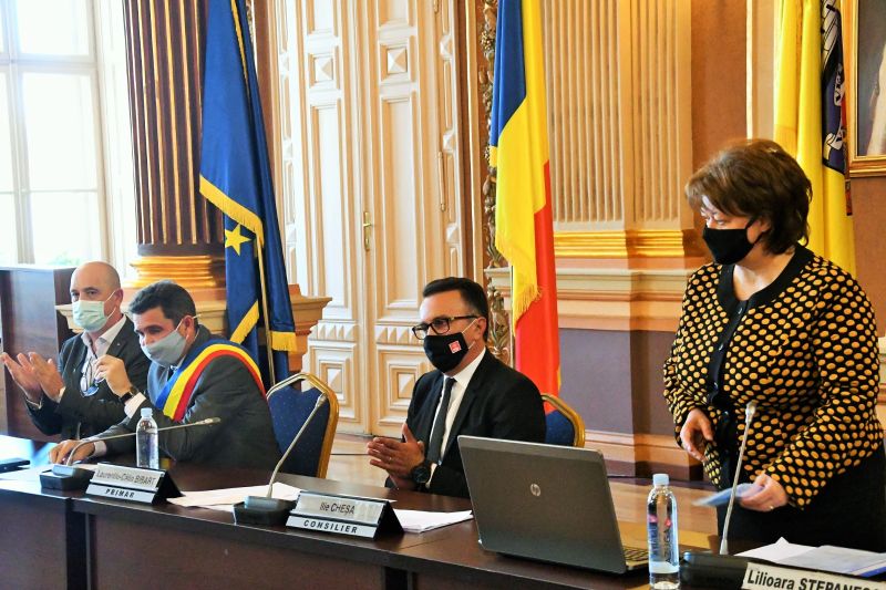 A két alpolgármester között Călin Bibarț polgármester | A városháza sajtóosztályának felvétele