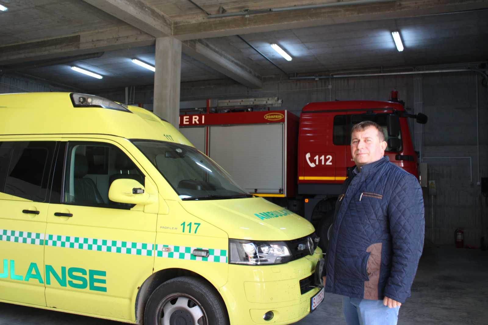 Az önkéntes tűzoltók új autóját mutatja a polgármester, egykori önkéntes 