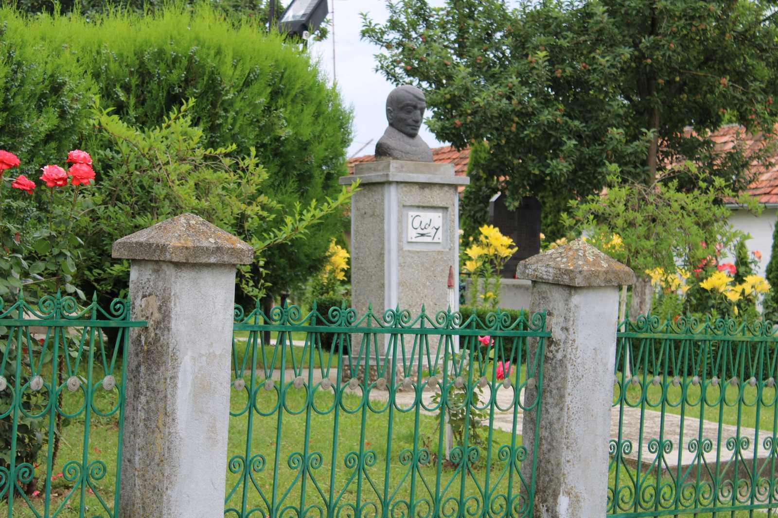 Ady Endre szobra a szilágylompérti templomkertben