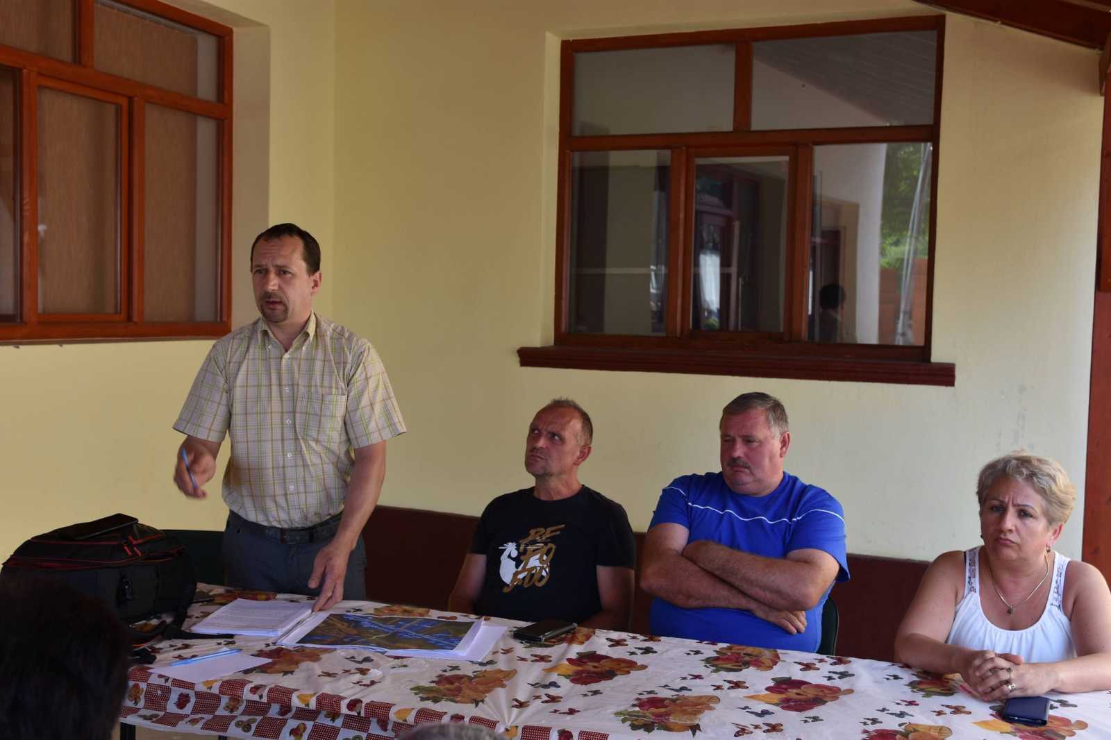 Mikló Ernő (állva) a nyáron szervezett falugyűlésen, miután kiderült, hogy az állam úgy vette el a döljeiknek egy részét, hogy még csak nem is értesítette őket | Fotó: Maszol