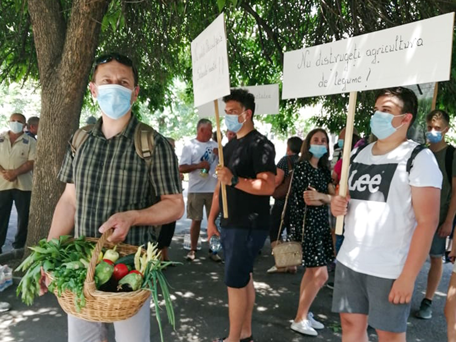 Békés tüntetés terményekkel a megyeháza előtt