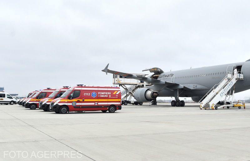 A légierő gépeivel szállították a betegeket | Fotó: Agerpres