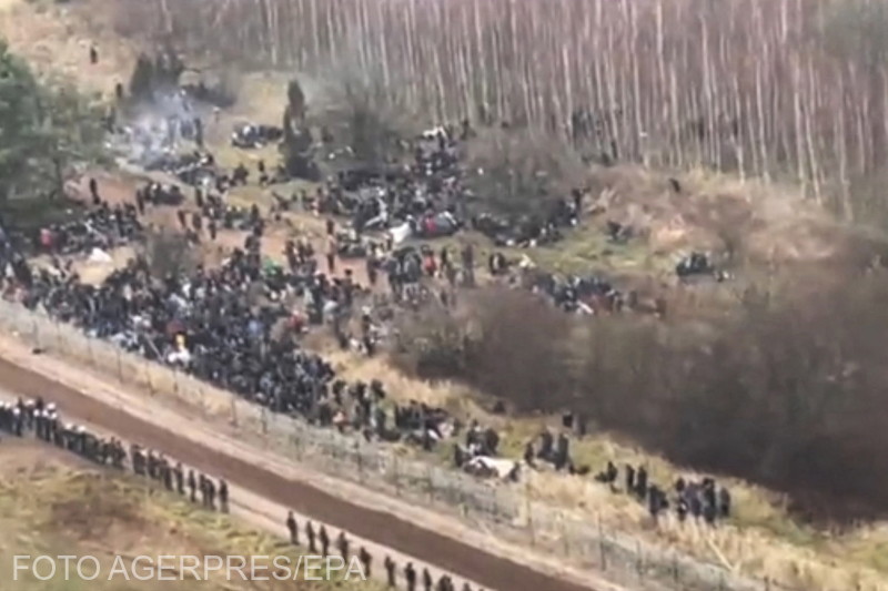 Menekültek gyülekeztek hétfőn a fehérorosz-lengyel határ közelében | fotó: Agerpres/EPA