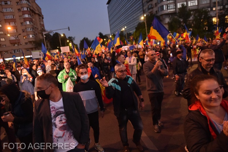 Oltásellenes tüntetők Bukarestben, október elején | Fotó: Agerpres
