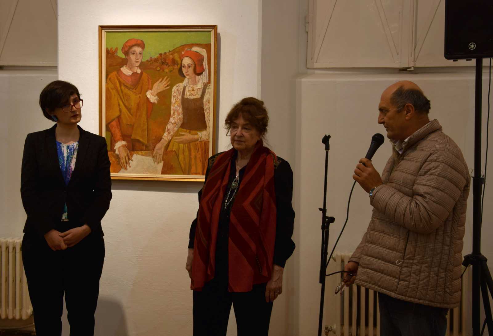 Balról jobbra: Bordás Beáta művészettörténész, kurátor, Nagy Anna festőművész és Florin Gherasim, a Kolozsvári Művészeti Múzeum muzeológusa. Háttérben: Színészek 