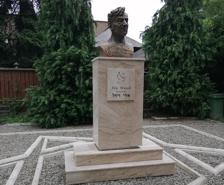 A Béke Nobel-díjas író, Elie Wiesel szobra szülővárosában, a máramarosszigeti Wiesel-emlékház udvarán | Forrás: Elie Wiesel Múzeum Facebook-oldala