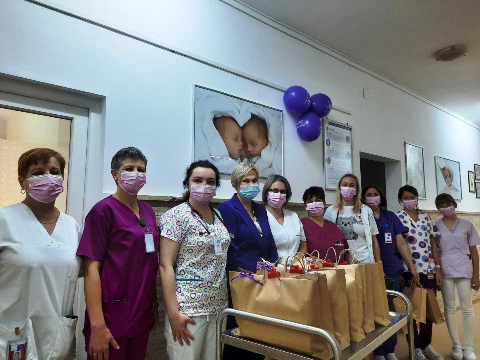 Az újszülött-gyógyászati osztály csapata osztotta ki az ajándékokat. | Fotók: Csíkszeredai Megyei Sürgősségi Kórház