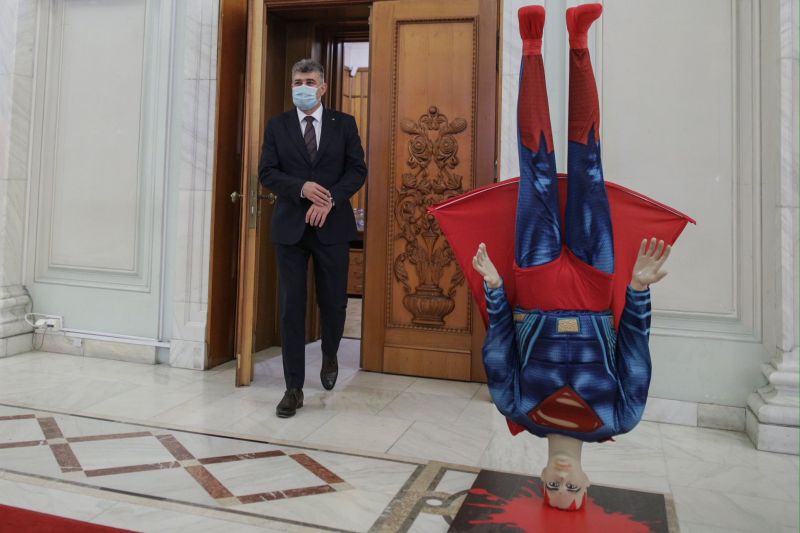 Október 5-én a Marcel Ciolacuék által kezdeményezett bizalmatlansági indítvánnyal megbuktatták a Florin Cîțu vezette kormányt. A PSD a feje tetejére esett Superman-bábuval üzent az önmagát a közösségi oldalán szuperhőshöz hasonlító miniszterelnöknek | Fotó: PSD Facebook-oldal