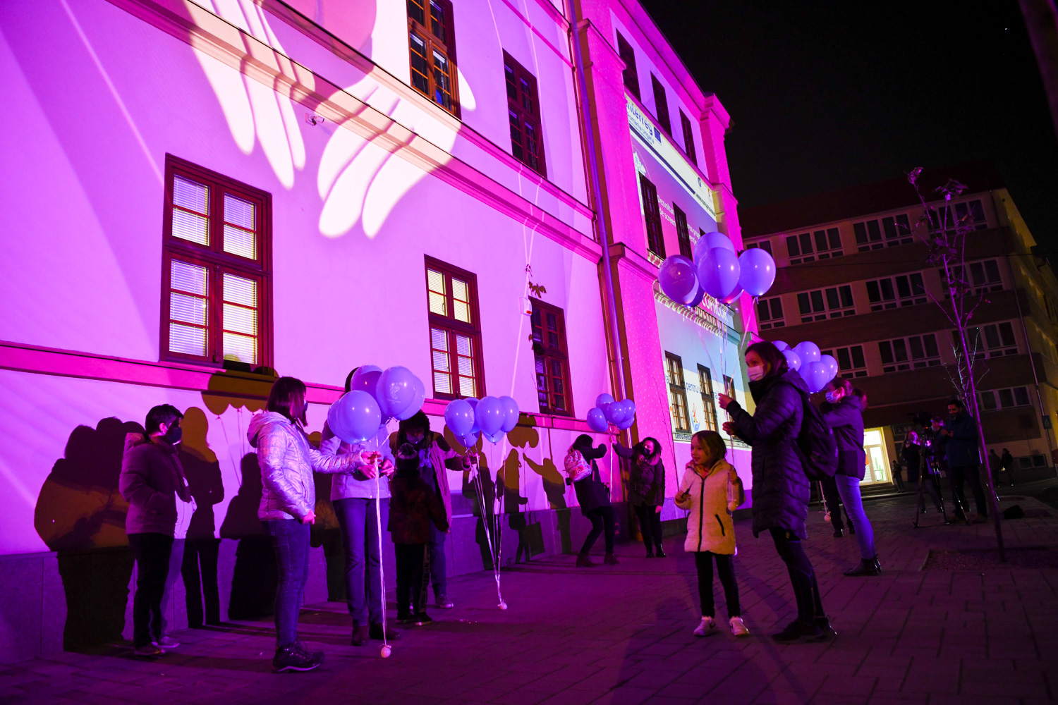 A Bodog Scheffler János Központ munkatársai lila léggömböket is felengedtek a levegőbe | A szerző felvétele 