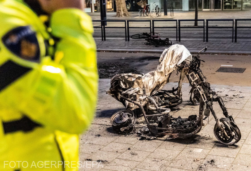 Kiégett motorbicikli Rotterdamban a november 19-i tüntetések után | fotó: Agerpres/EPA