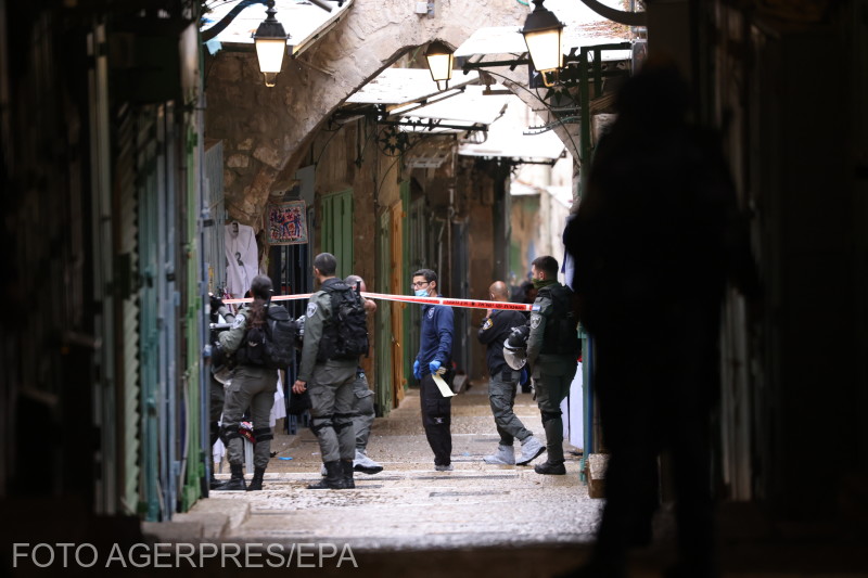 Izraeli biztonságiak vizsgálják a lőfegyveres merénylet helyszínét Jeruzsálem óvárosában | fotó: Agerpres/EPA