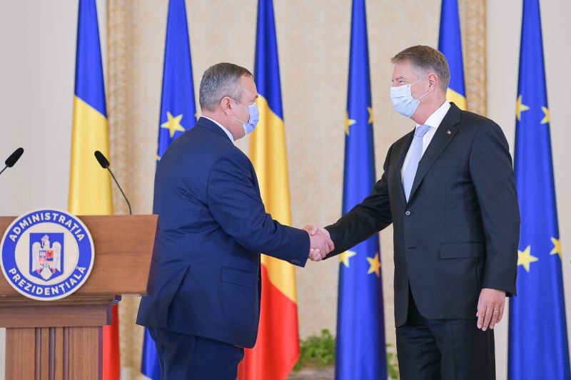 Klaus Iohannis (jobbról) Nicolae Ciucának adott kormányalakítási megbízást | Fotó: presidency.ro