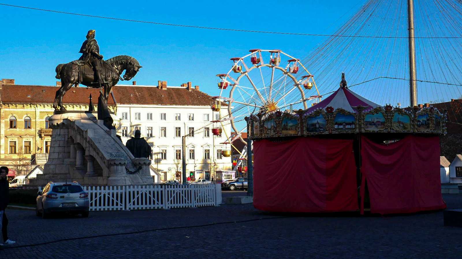 Kolozsvár főtere hamarosan teljes karácsonyi díszbe áll | Fotók: Lőrincz Anna
