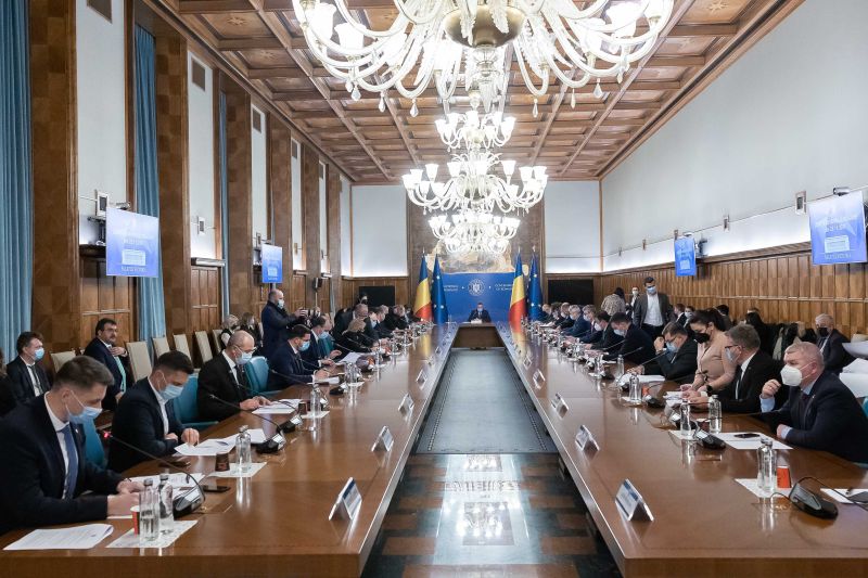 A Nicolae Ciucă vezette kabinet beiktatása utáni első kormányülés, még csütörtökön | Fotó: gov.ro
