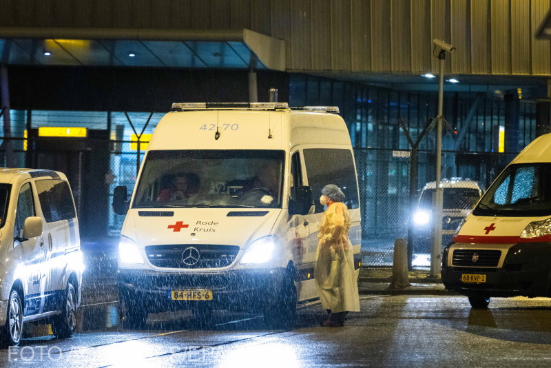 A Vöröskereszt munkatársai karanténba szállítják a Dél-Afrikából az amszterdami Schiphol repülőtérre érkező utasokat november 27-én | fotó: Agerpres/EPA