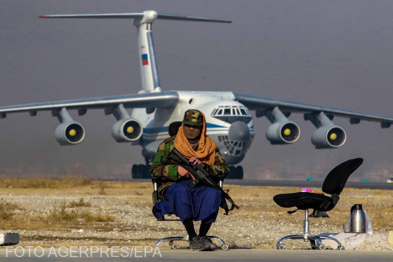 Tálib őr a kabuli repülőtéren | fotó: Agerpres/EPA