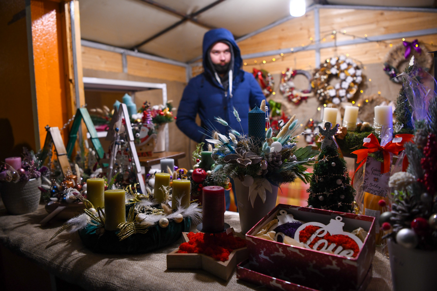 A standokon főképp Szatmári Termék védjegyes termelők árusítják a kitűnő minőségű, helyi alapanyagok felhasználásával, Szatmár megyében készült portékákat