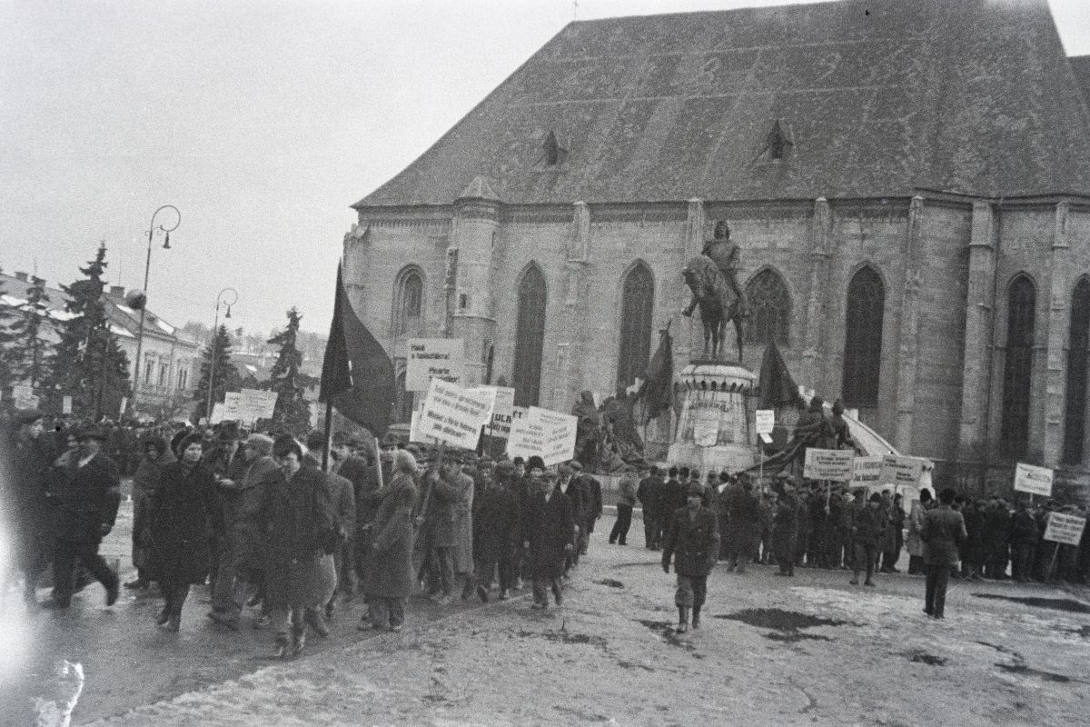 Fotó: Dőri András/Fortepan. Már a két világháború között jellemző volt a munkáspártok vörös zászlós, politikai tartalmú plakátos felvonulása. 1945. február 15-én, Kolozsvár főterén éppen az egyik legnagyobb politikai tömegtüntetés zajlott. A helyi csoportok a bukaresti eseményekkel párhuzamosan – ám saját céljaikat is figyelem előtt tartva – követelték a baloldali fordulatot.