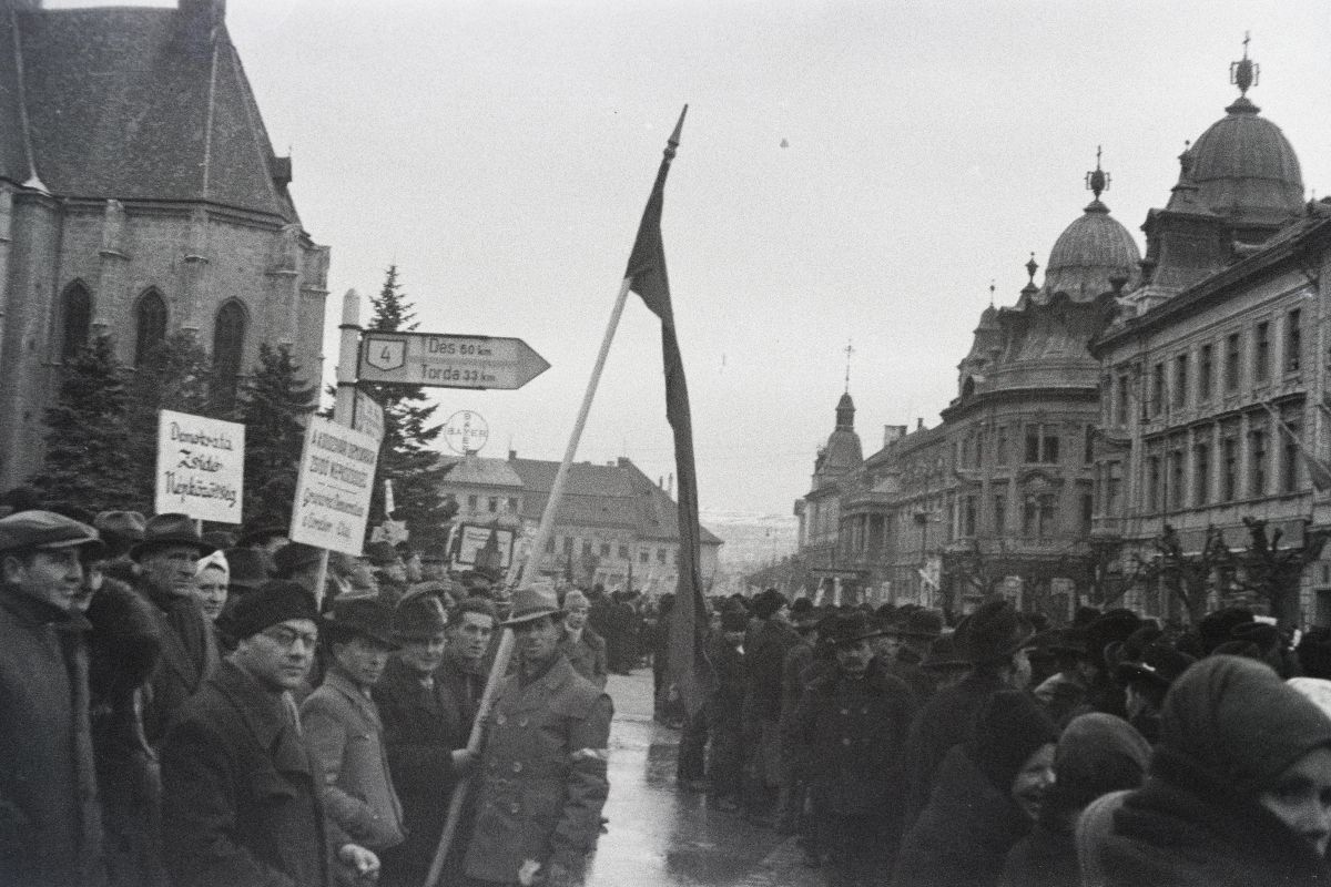 Fotó: Dőri András/Fortepan. 1945. február 15-én a tömegben példás sorokban állnak a különböző politikai kötődésű csoportok.