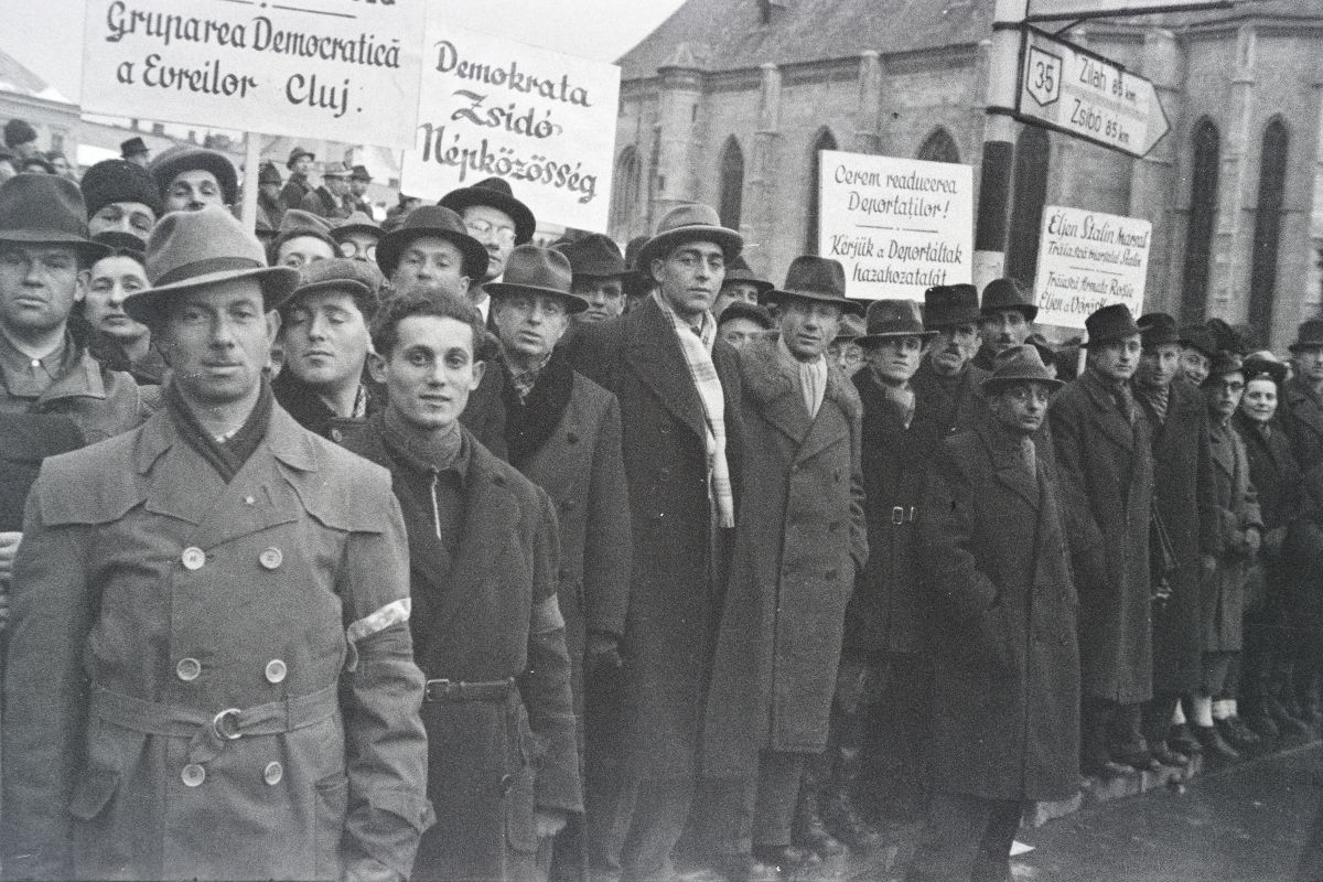 Fotó: Dőri András/Fortepan. Az 1944-ik évi deportálásokat megúszó (esetleg onnan hazatért) kolozsvári zsidó csoportok a deportáltak hazatéréséért tüntettek.