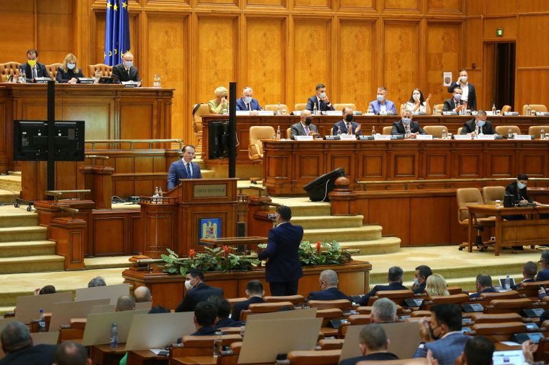 Florin Cîţu a parlamentben, a bizalmatlansági indítvány keddi szavazásán | Fotó: MTI/Bárányi Ildikó