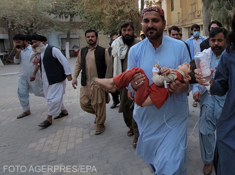Sérült gyereket visznek a kórházba | Fotó: Agerpres/EPA