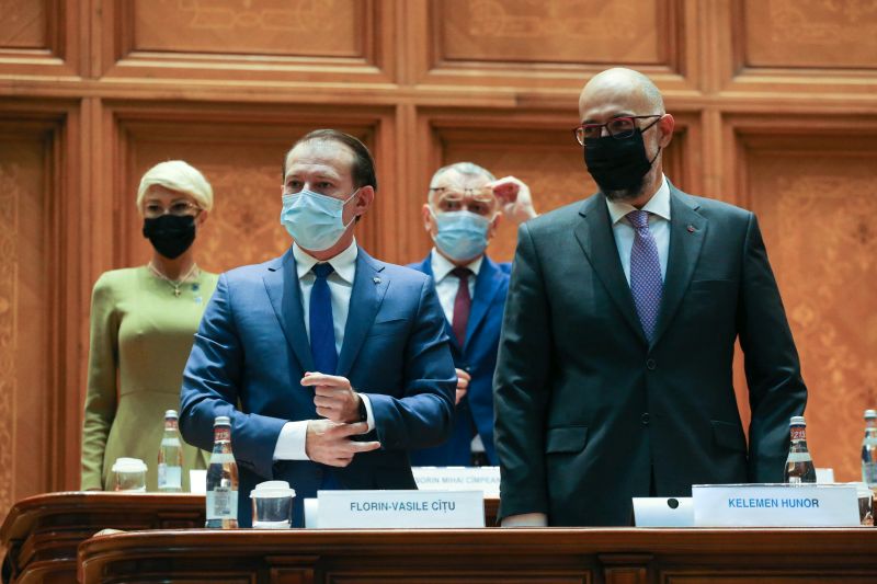 Florin Cîțu és Kelemen Hunor a bizalmatlansági indítvány múlt keddi szavazásán | Fotó: MTI/Bárányi Ildikó