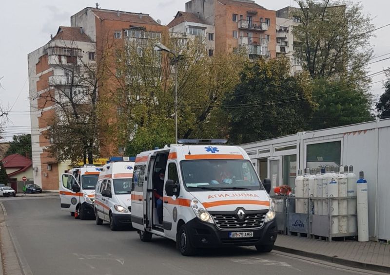 Mentőautók az aradi kórház udvarán | Fotó: az intézmény Facebook-oldala