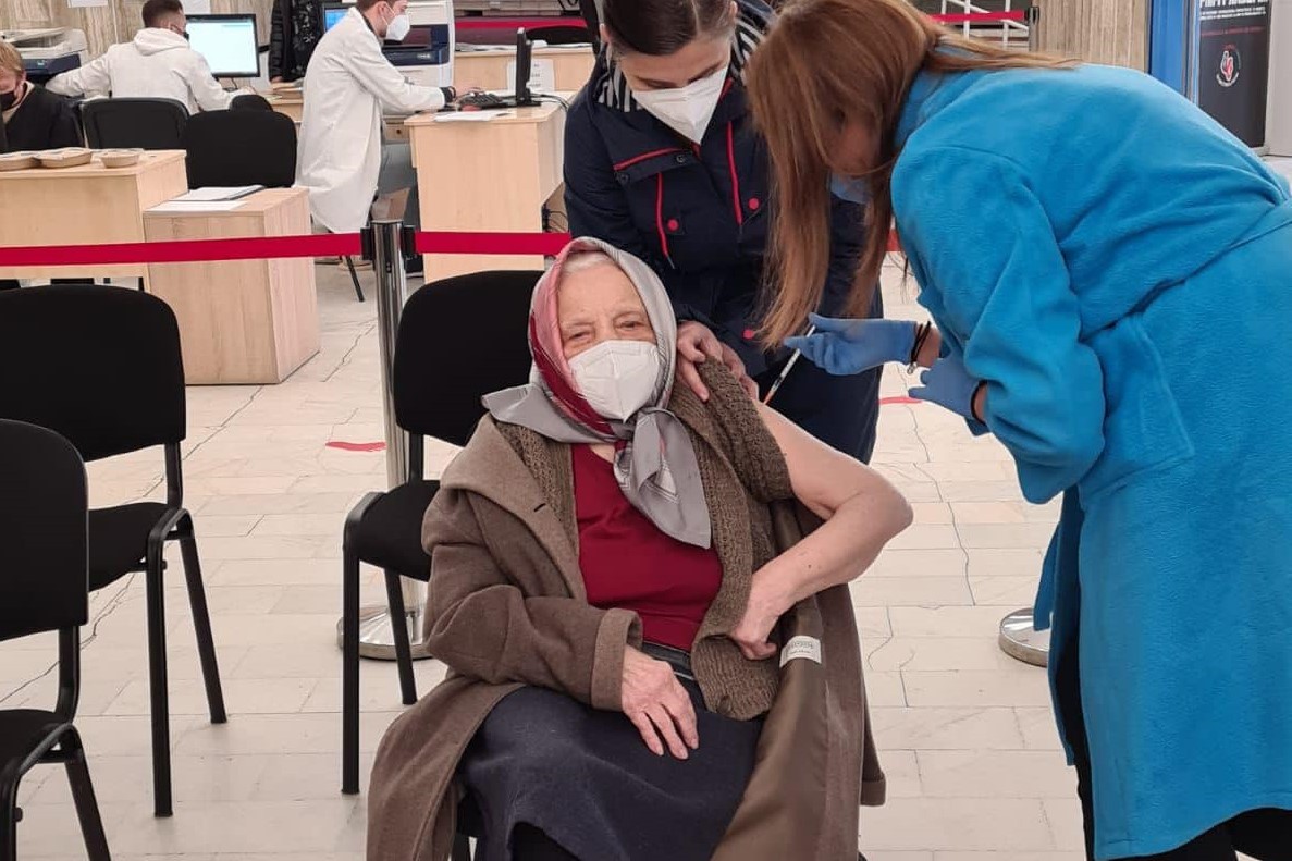 Egy 105 éves néni, Zoea Baltag is kapott vasárnap vakcinát, immár a harmadik dózist | Forrás: Facebook/RO Vaccinare