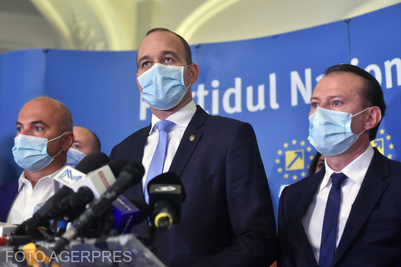 Dan Vîlceanu ügyvivő pénzügyminiszter (középen), balján Florin Cîţu ügyvivő kormányfő: visszatérést remélnek | Fotó: Agerpres