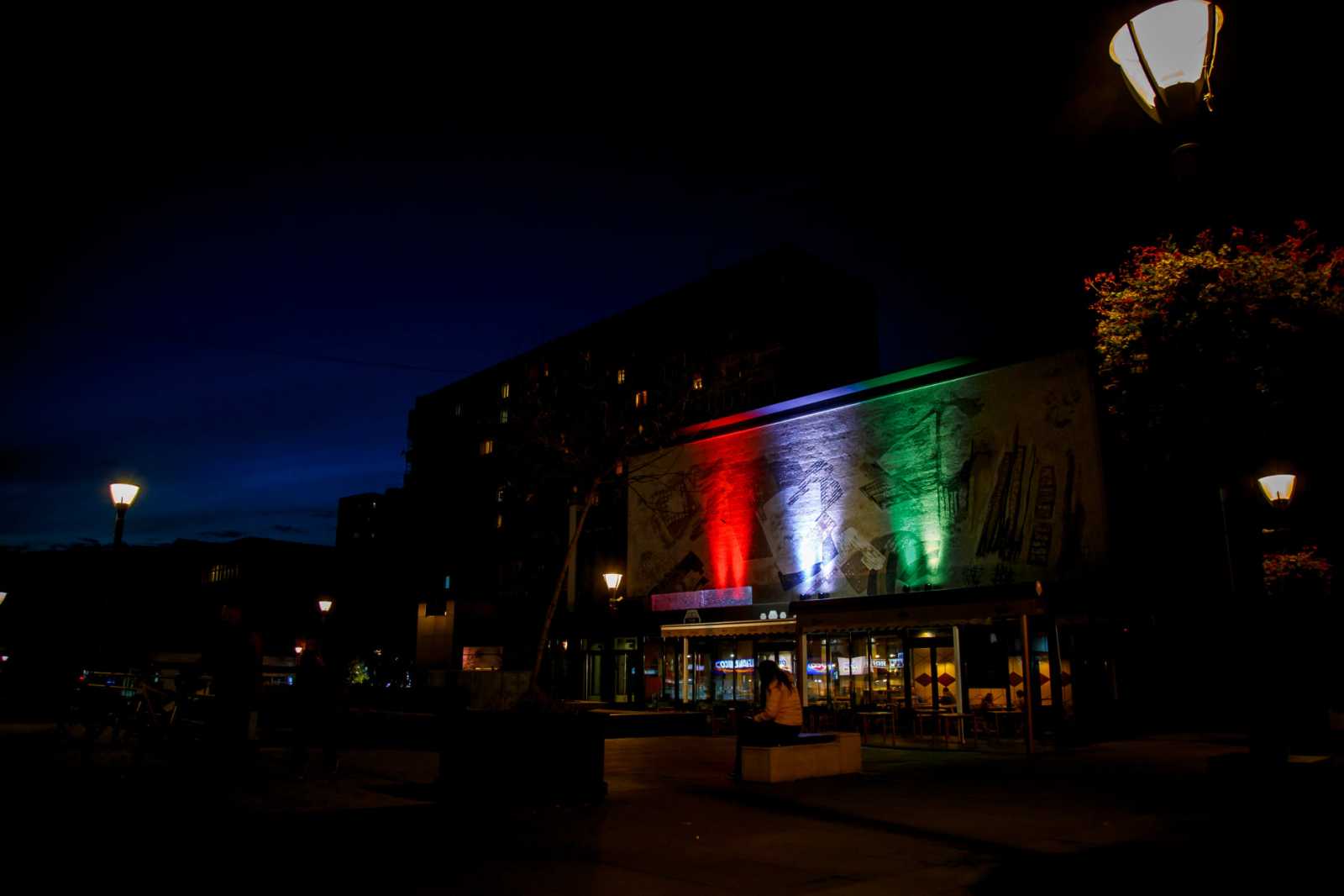 Piros-fehér-zöld kivilágítást kapott a Csíki Mozi épülete | Fotó: Csíkszeredai városháza