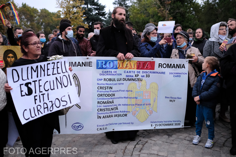 A járványügyi szabályok ellen tüntető ortodox zarándokok Iași-ban | Fotó: Agerpres