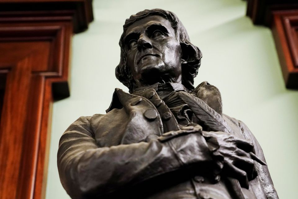 Thomas Jefferson szobra a New York-i városháza üléstermében | Fotó: Twitter/Reuters