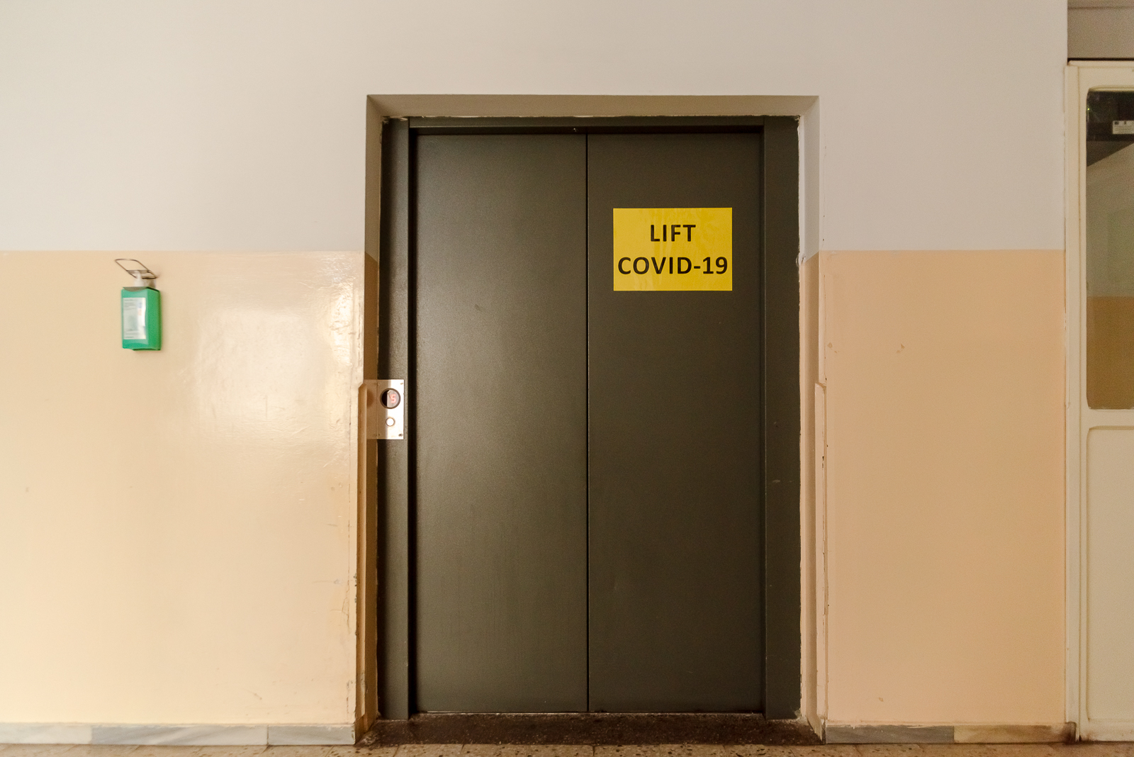 Már a folyosó is minden a koronavírusra emlékeztet - külön lift a covidosoknak. Ott jártunkkor itt szállították el az egyik áldozatot.