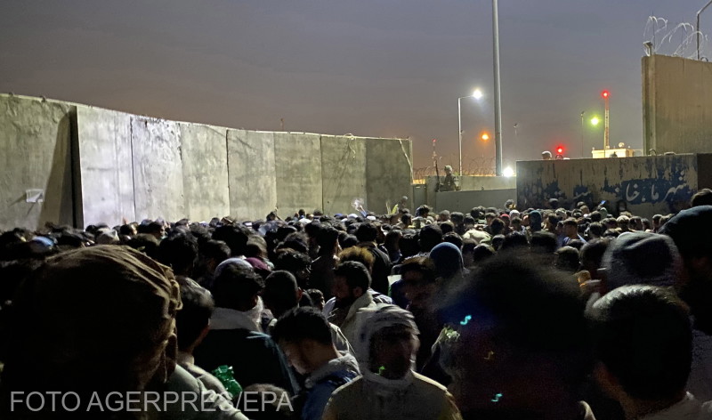 Kimenekítésre váró tömeg Kabulban | Fotó: Agerpres/EPA