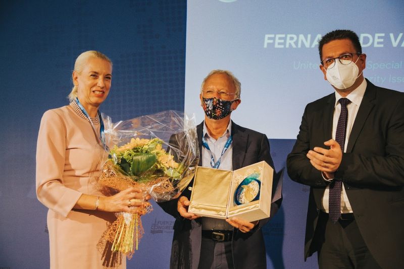 Fernand de Varennes kanadai professzor (középen) kapta a FUEN-díjat | Fotó: FUEN