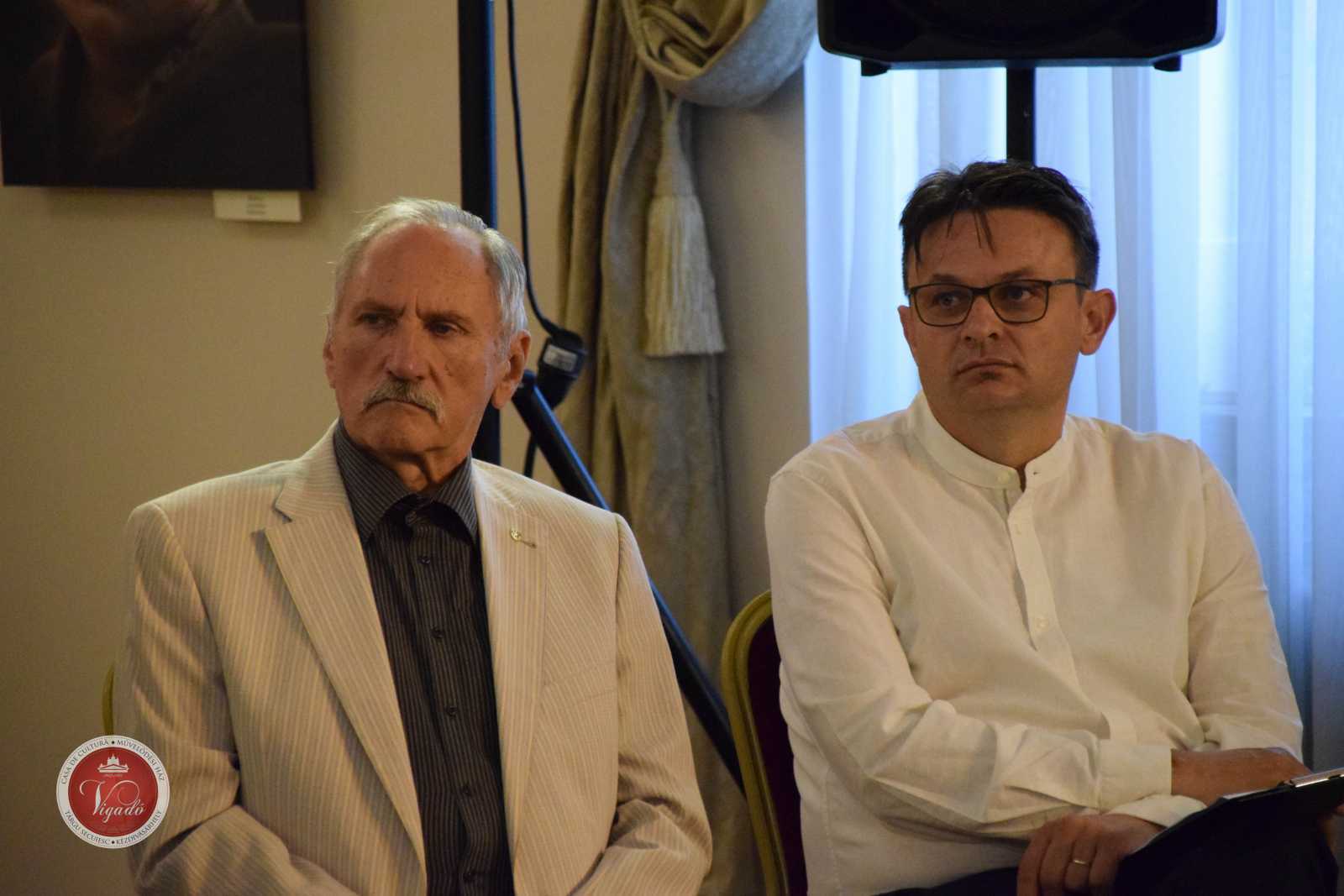 Deák Ferenc Loránd (balra) művészettörténész méltatta Nagy Lajost (jobbra)