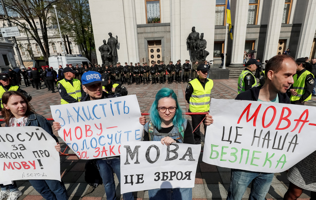 Az ukrán nyelvtörvény megszavazását követelő tüntetők a kijevi parlament előtt 2019. április 25-én l Fotó: Kárpáti Igaz Szó