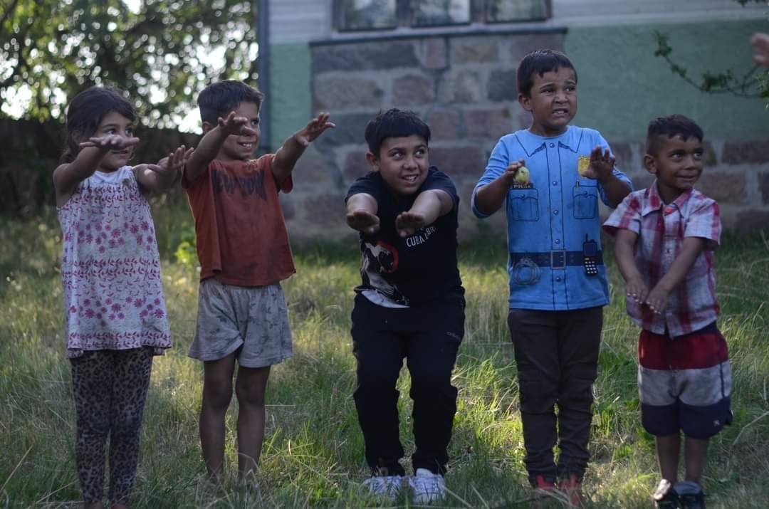 Gyerekek a csíksomlyói romatelepen | Fotó. Máltai Szeretetszolgálat