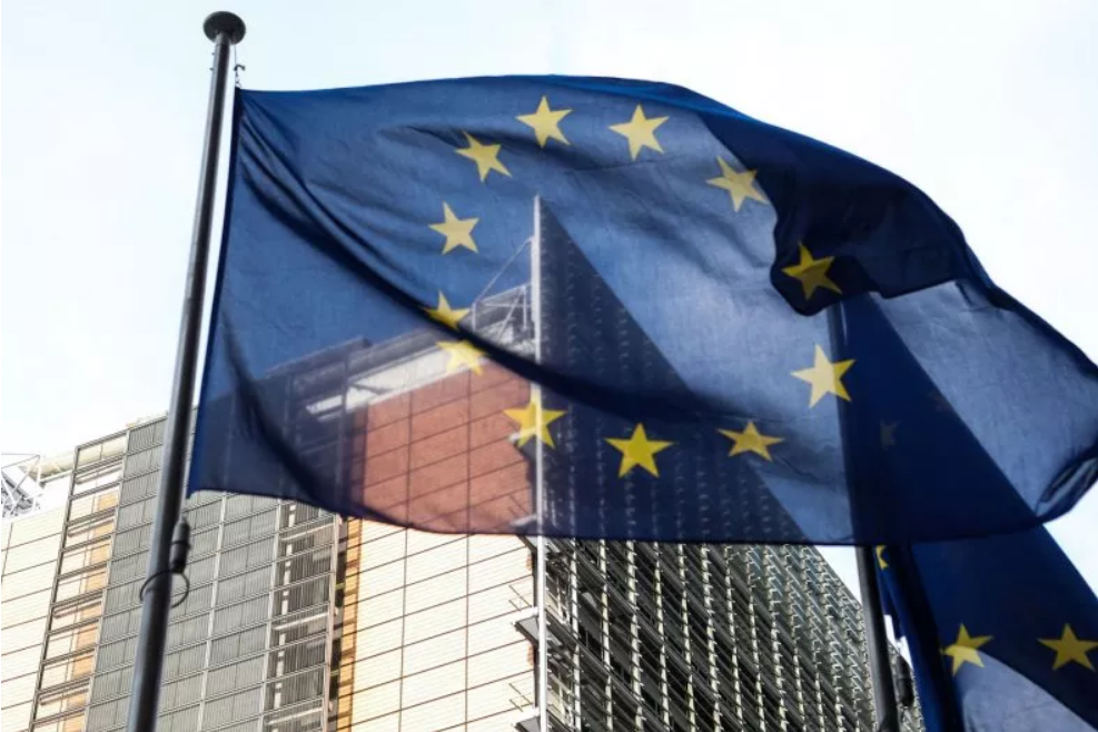 A Newsweek cikkének fotóillusztrációja: „Az európai zászló lengedezik az Európai Bizottság brüsszeli központja előtt, 2021. március 25-én” l Fotó: Newsweek/Aris Oikonomou/AFP/Getty Images