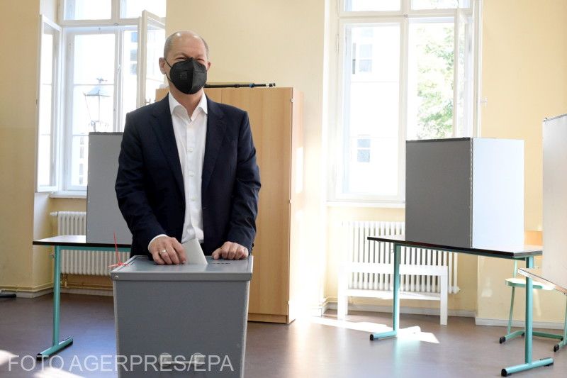 Olaf Scholz, az SPD kancellárjelöltje egy potsdami szavazóhelyiségben | Fotó: Agerpres/EPA