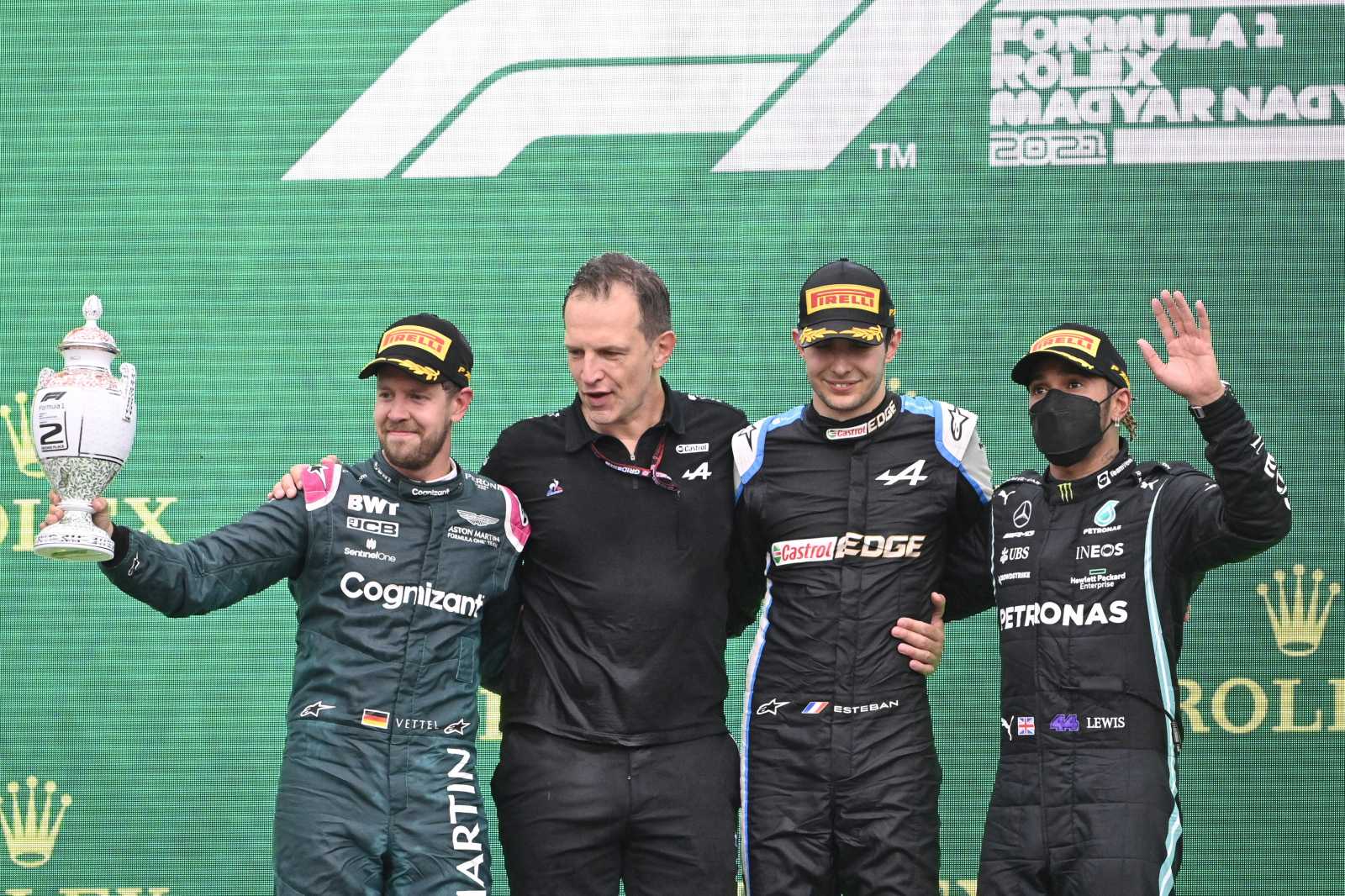 A győztes Esteban Ocon, az Alpine francia versenyzője (j2), a második helyezett Sebastian Vettel, az Aston Martin német versenyzője (b) és a harmadik Lewis Hamilton, a Mercedes brit versenyzője (j) a dobogón a Forma-1-es Magyar Nagydíj díjátadóján | Fotó: MTI/Szigetváry Zsolt