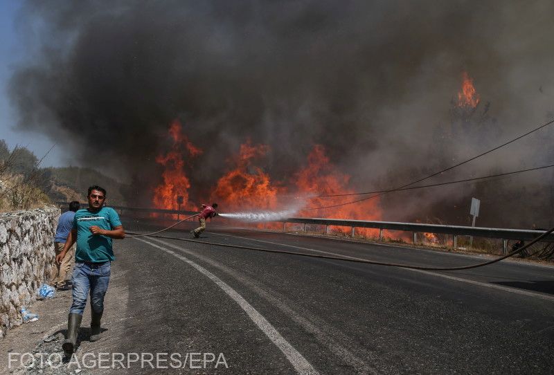 Még mindig ne tudták teljesen megfékezni a lángokat | Fotó: Agerpres/EPA