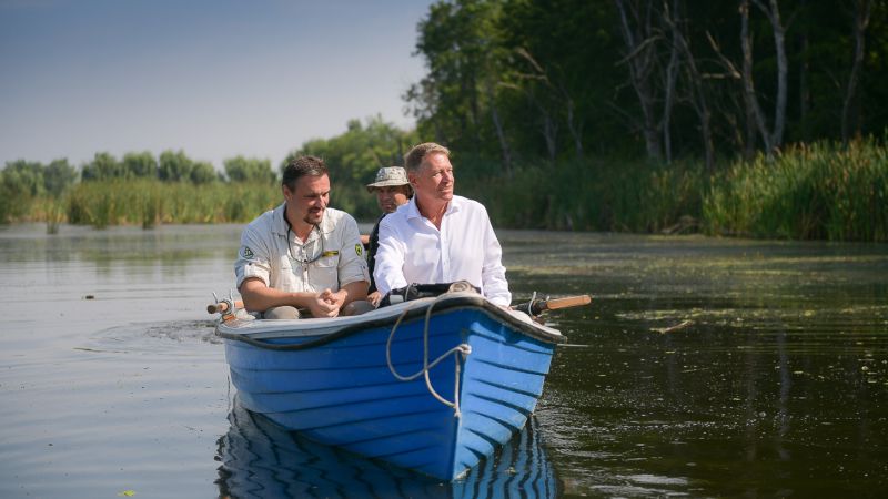 Csónakba is szállt az elnök | Fotó: presidency.ro