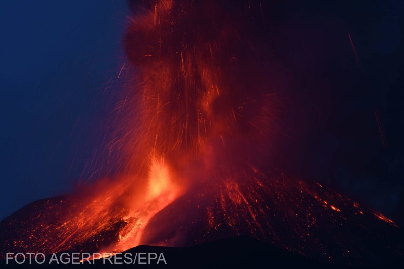 Eddig 300 ezer tonna hamut takarítottak el a vulkanikus mozgás miatt | Fotó: Agerpres/EPA