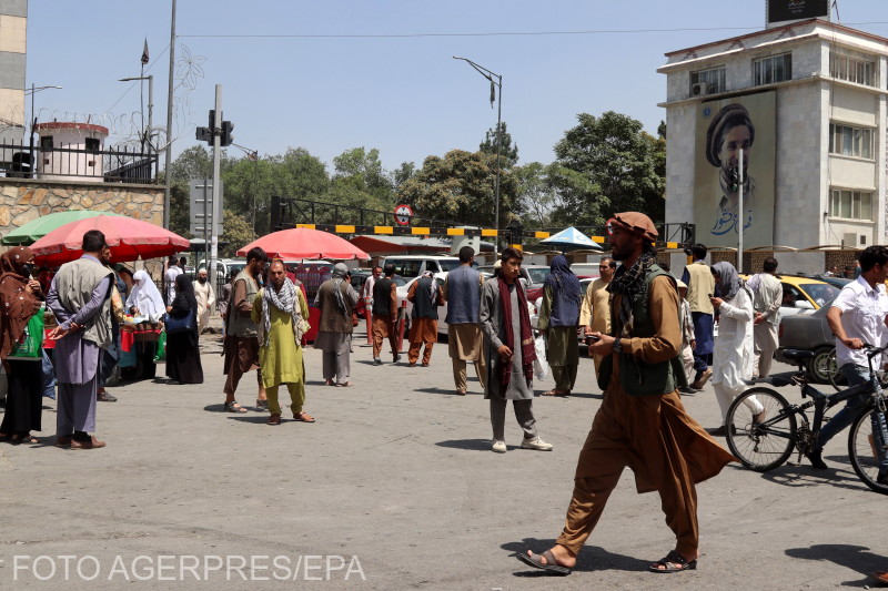 Kabuliak sietnek haza a hírre, hogy a tálibok elérték az afgán fővárost | fotó: Agerpres/EPA
