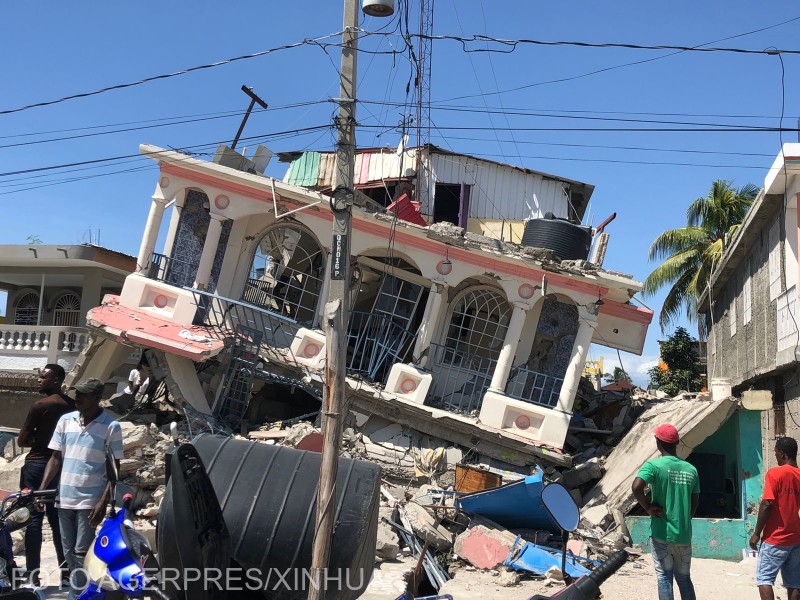 A földrengdében megrongálódott épület Les Cayes városában, Haitin | fotó: Agerpres/Xinhua