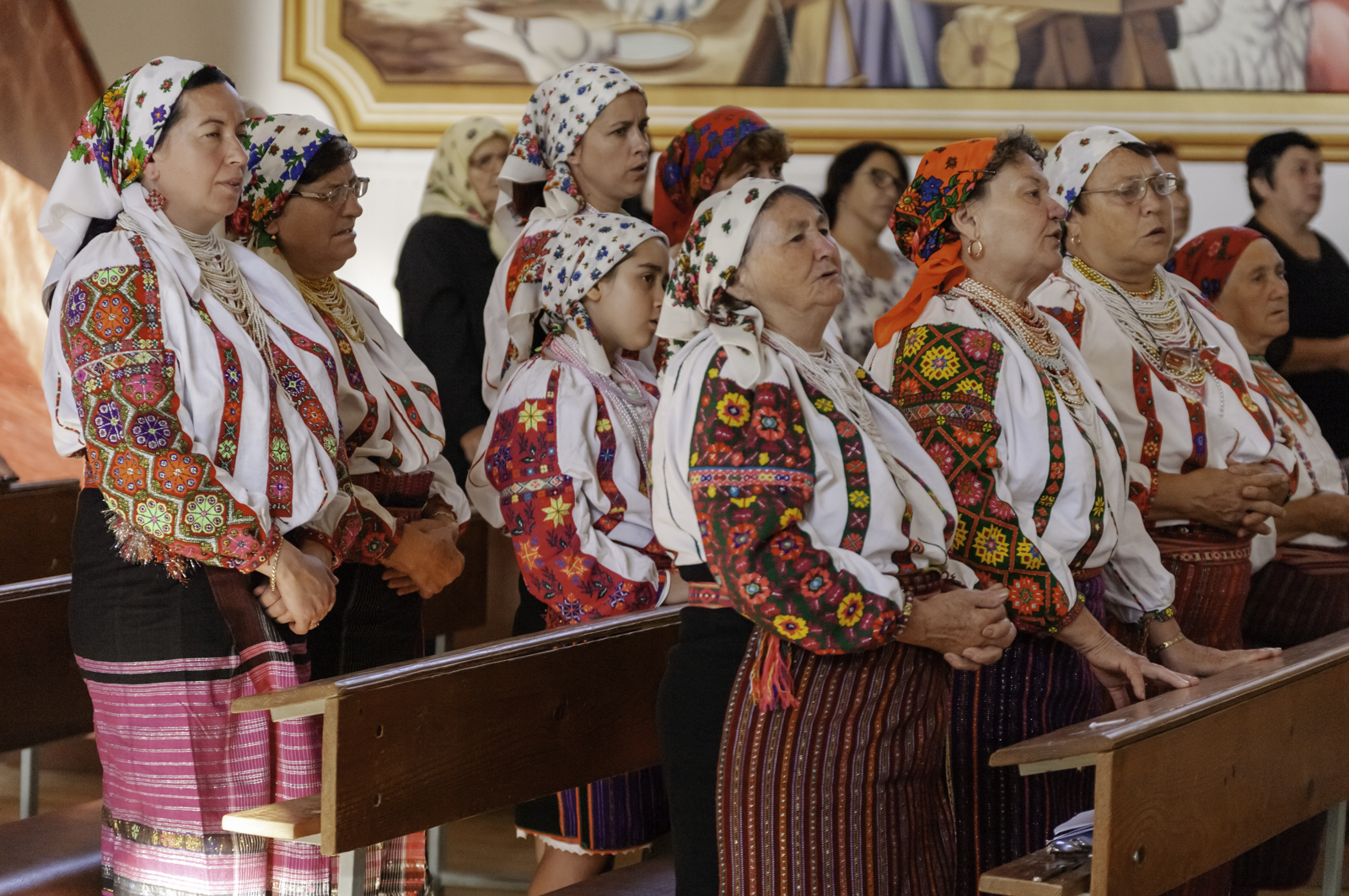 Sokan hagyományos csángó népviseletben vettek részt a szertartáson