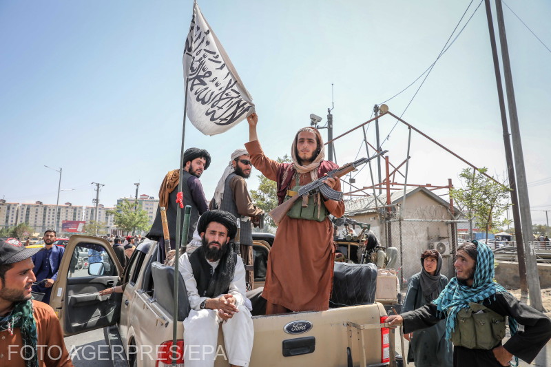 Tálib harcosok az elfoglalt Kabul utcáin | Fotó: Agerpres/EPA