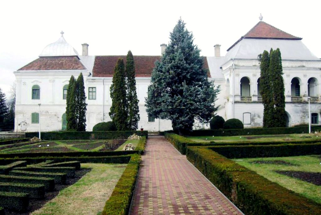 A Wesselényi-kastély parkjában található a botanikus kert